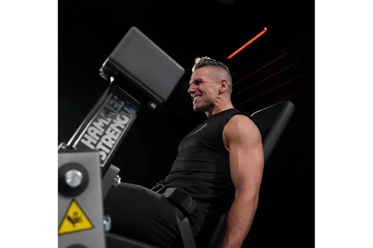 Hammer Strength Plate-Loaded Iso-Lateral Leg Extension