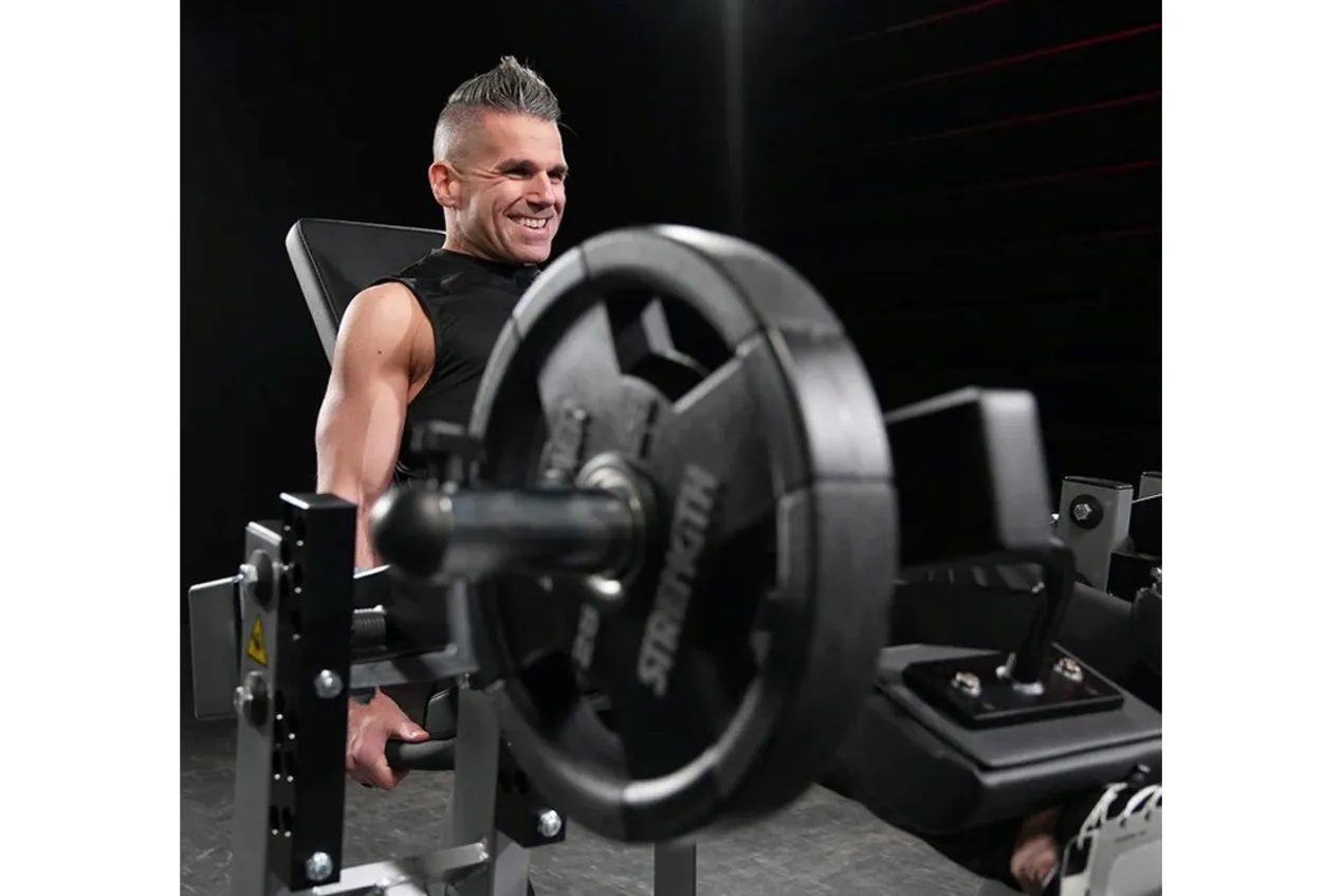 Hammer Strength Plate-Loaded Iso-Lateral Leg Extension