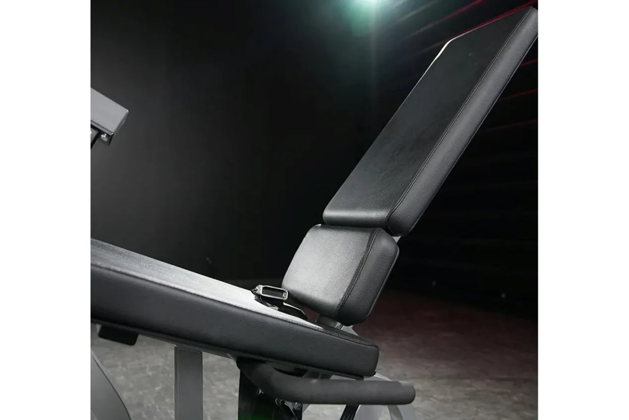 Hammer Strength Plate-Loaded Iso-Lateral Leg Extension