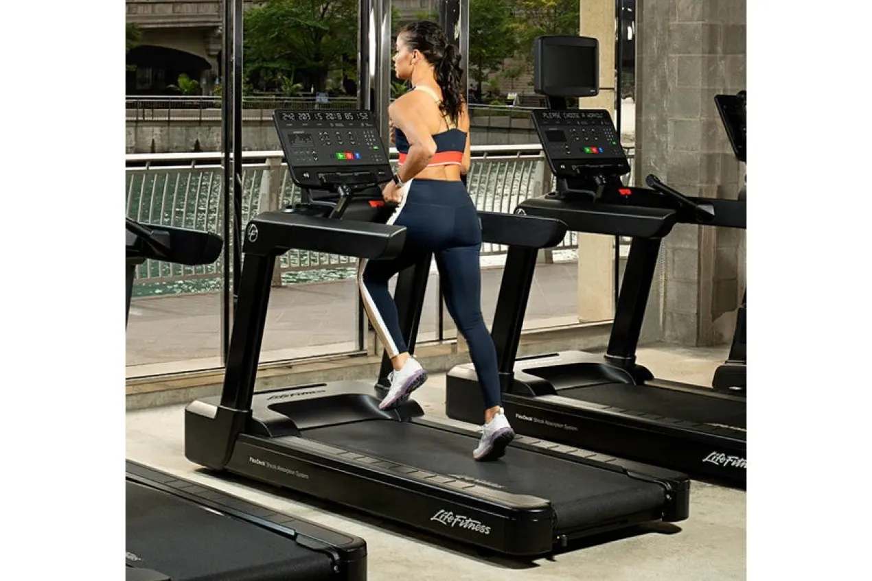 Life Fitness Club Series + (Plus) Treadmill